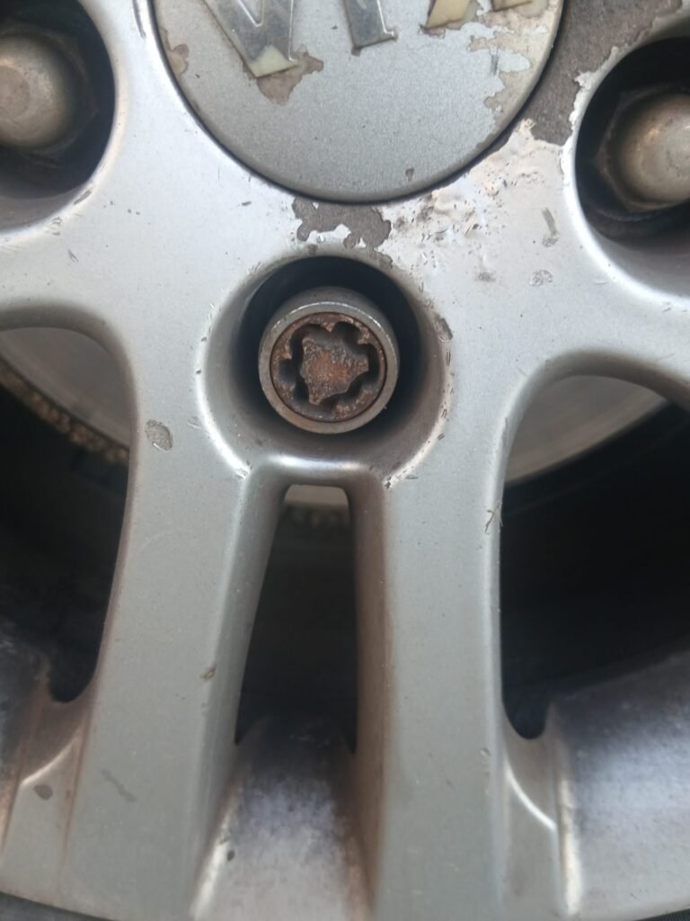 Kia ceed Kia ceed 2014 wheel locking nut key replacement