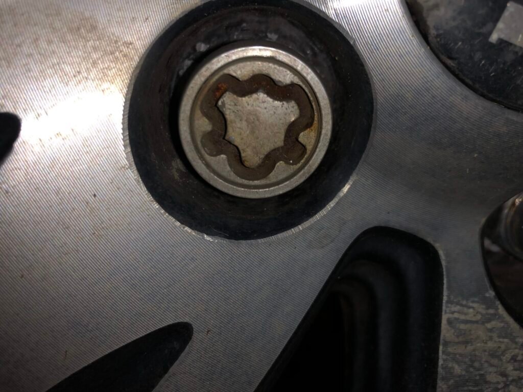 Kia Sportage wheel locking nut key replacement