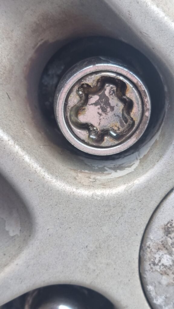 Kia Cee'd 1.6crdi wheel locking nut key replacement