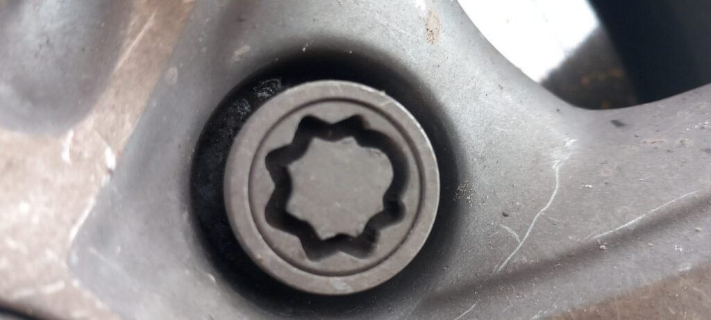 KIA Venga SR7 ISG wheel locking nut key replacement