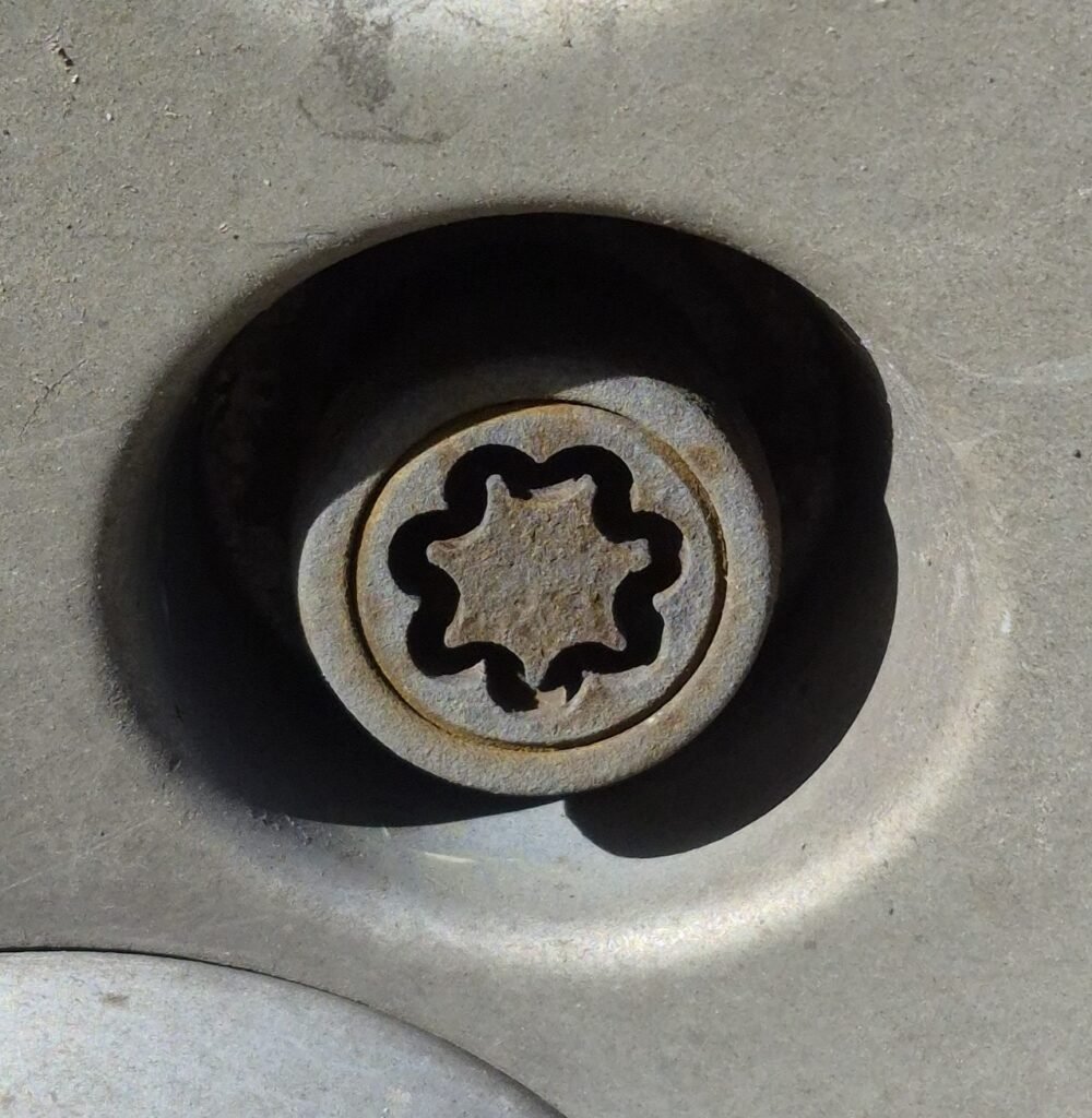 KIA sedona wheel locking key