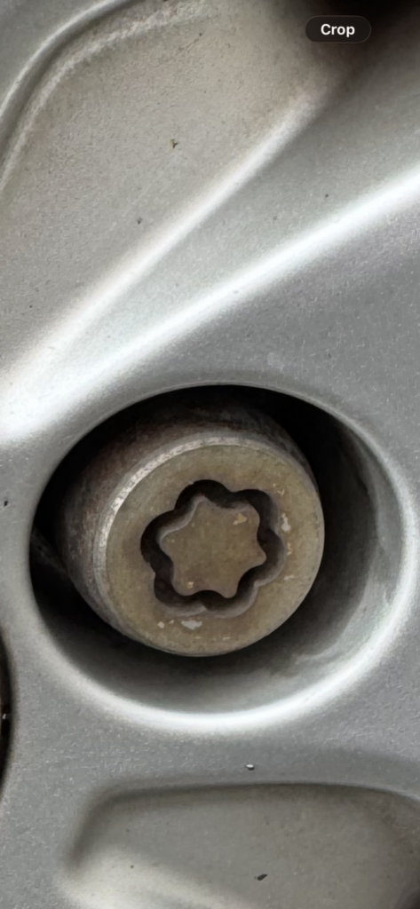 Land Rover Discovery (2016) wheel locking nut key replacement