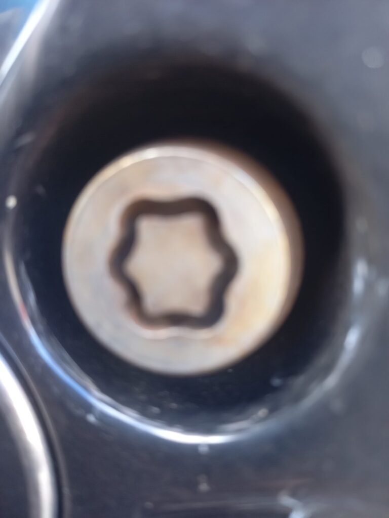 Land rover Discovery sport l550 wheel locking nut key replacement