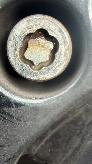 Land Rover Range Rover Evoke wheel locking nut key replacement
