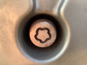 LandRover Freelander 2 Diesel automatic 2013 wheel locking nut
