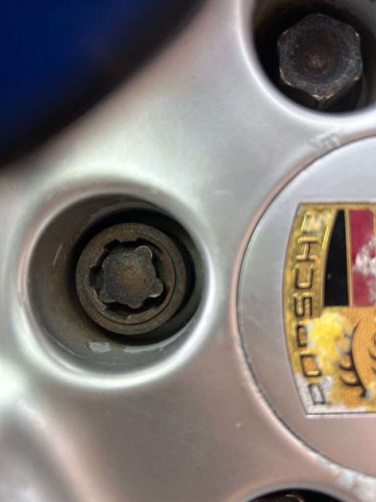 Macan 3.0diesel 2015 wheel locking nut key replacement