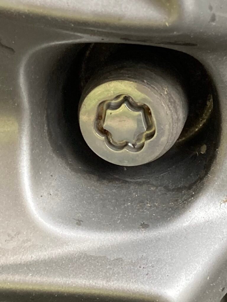 Mazda CX-5 SPORT D AUTO wheel locking nut key replacement