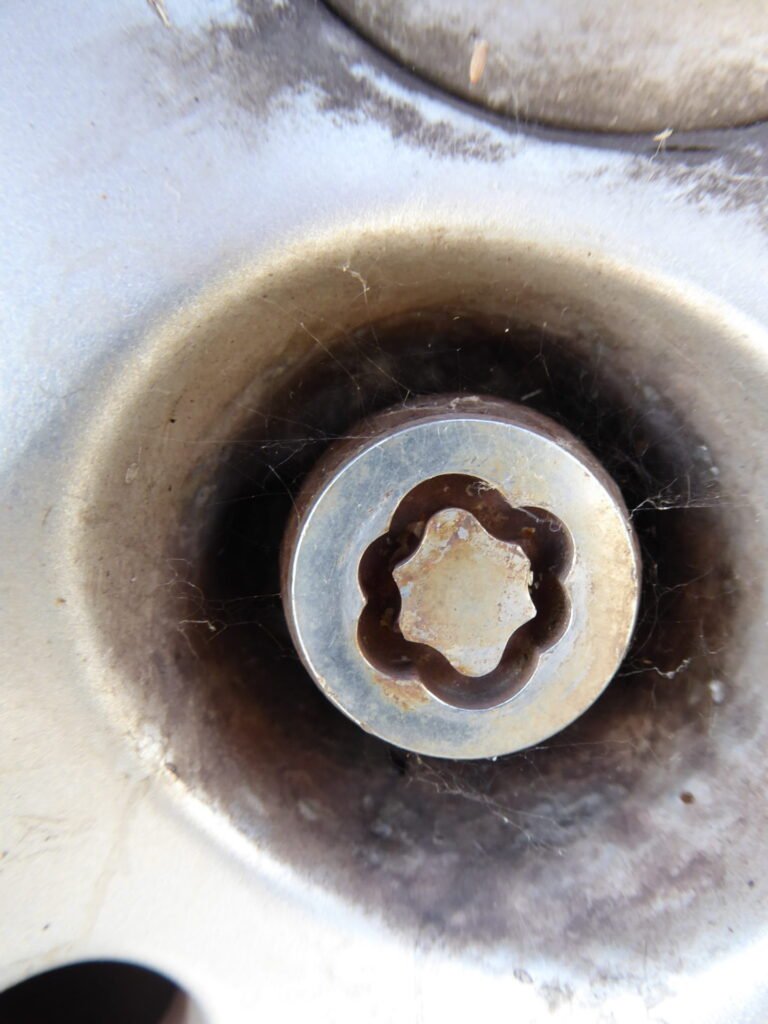 Mazda Mazda 3 TS2 1.6L 77kw 5dt 2012 Reg wheel locking nut key replacement