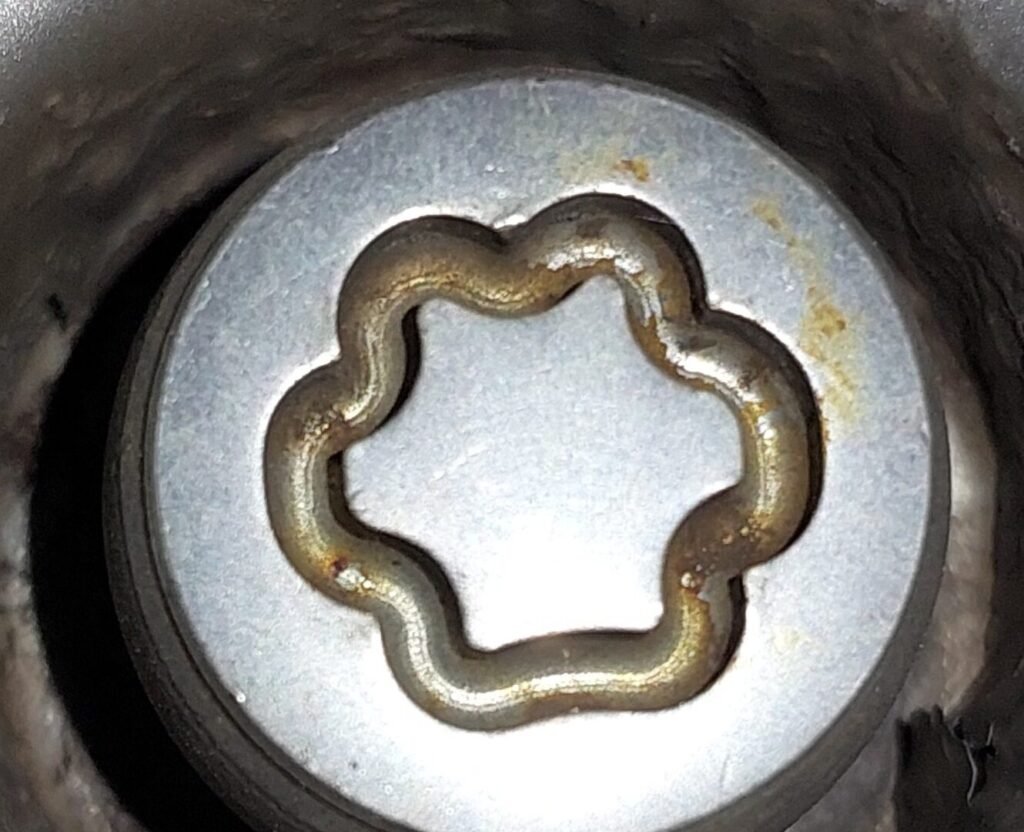 Mazda MX5 (NC) wheel locking nut key replacement
