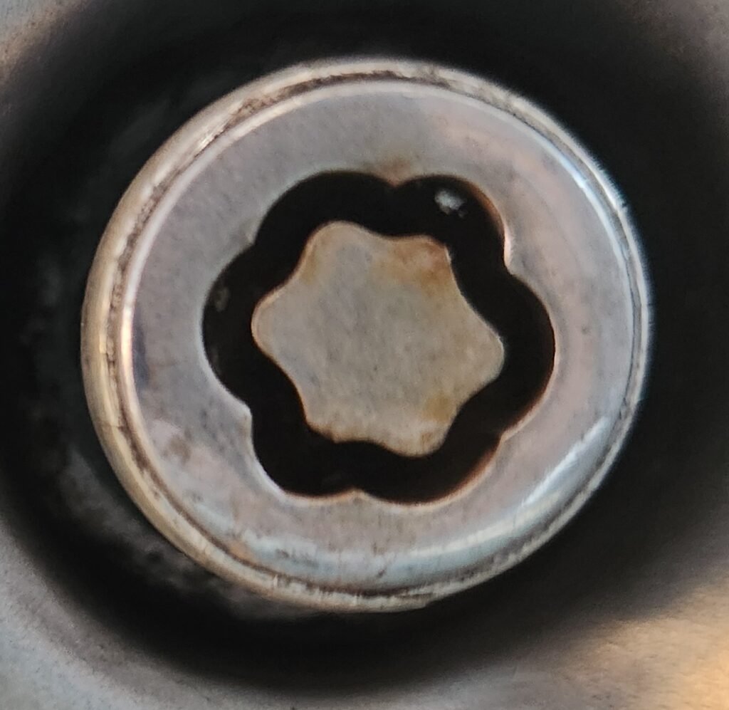Mazda MX5 NC2 wheel lock key code