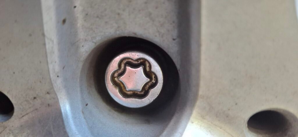 Mercedes 2015 SLK 200 wheel locking nut key replacement