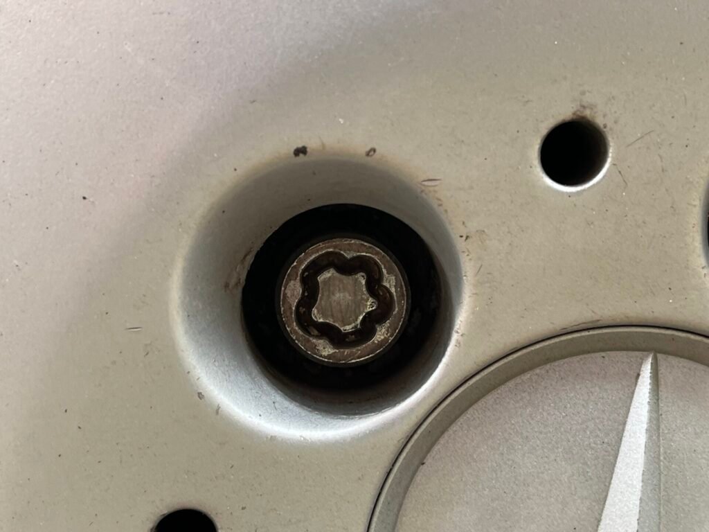 Mercedes C200 wheel locking nut key replacement