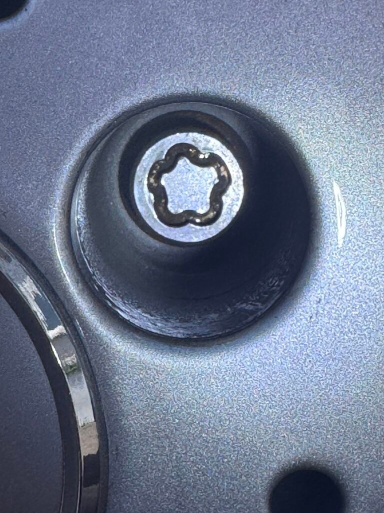 Mercedes E500 wheel locking nut key replacement