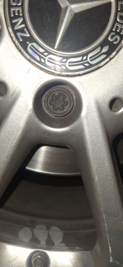 Mercedes GLA wheel locking nut key replacement