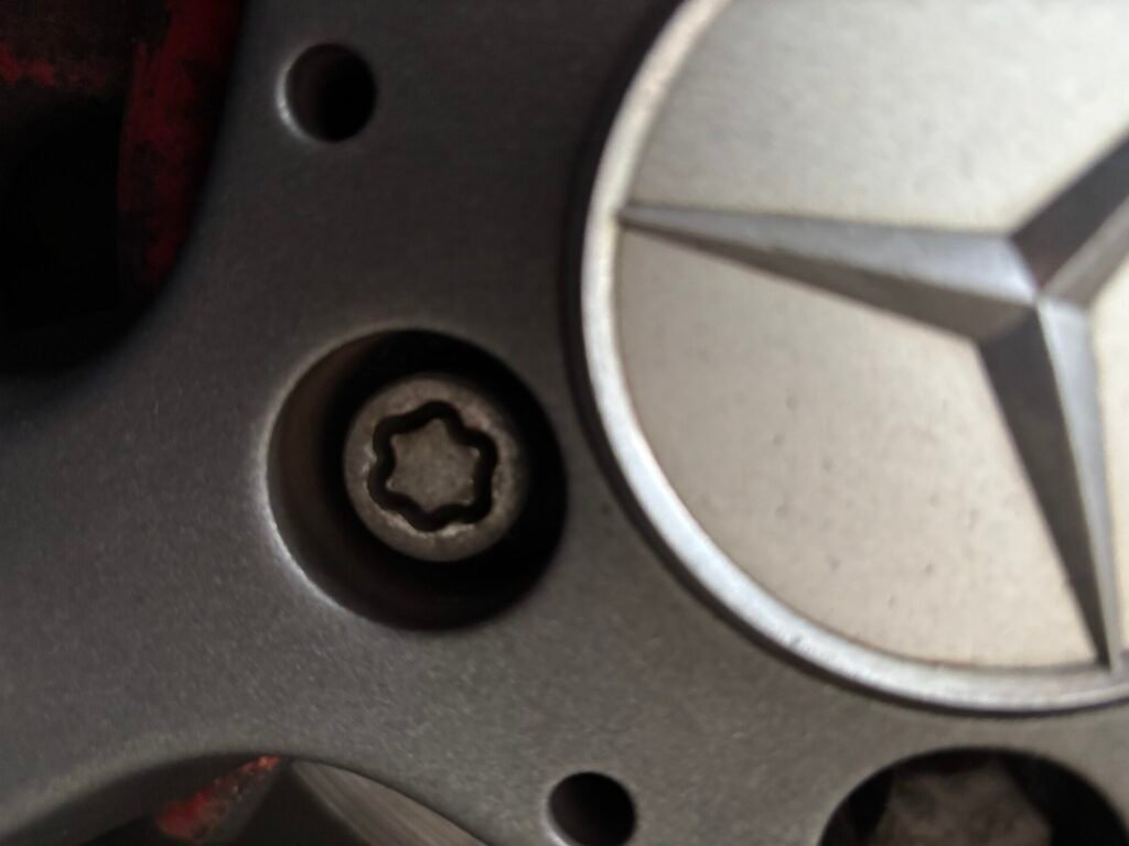 Mercedes C180 kompressor lug nut key