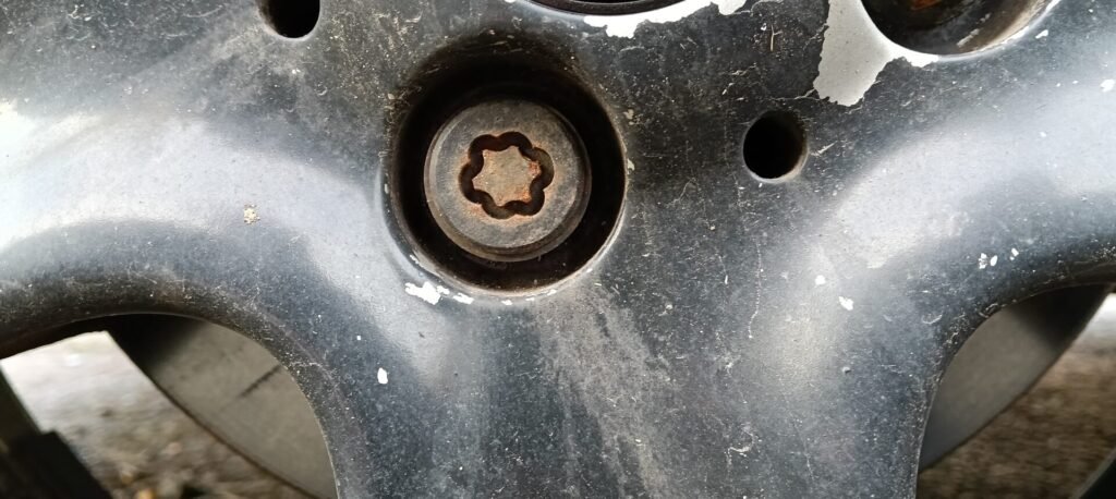 Mini Clubman r55 cooper s wheel lock key code