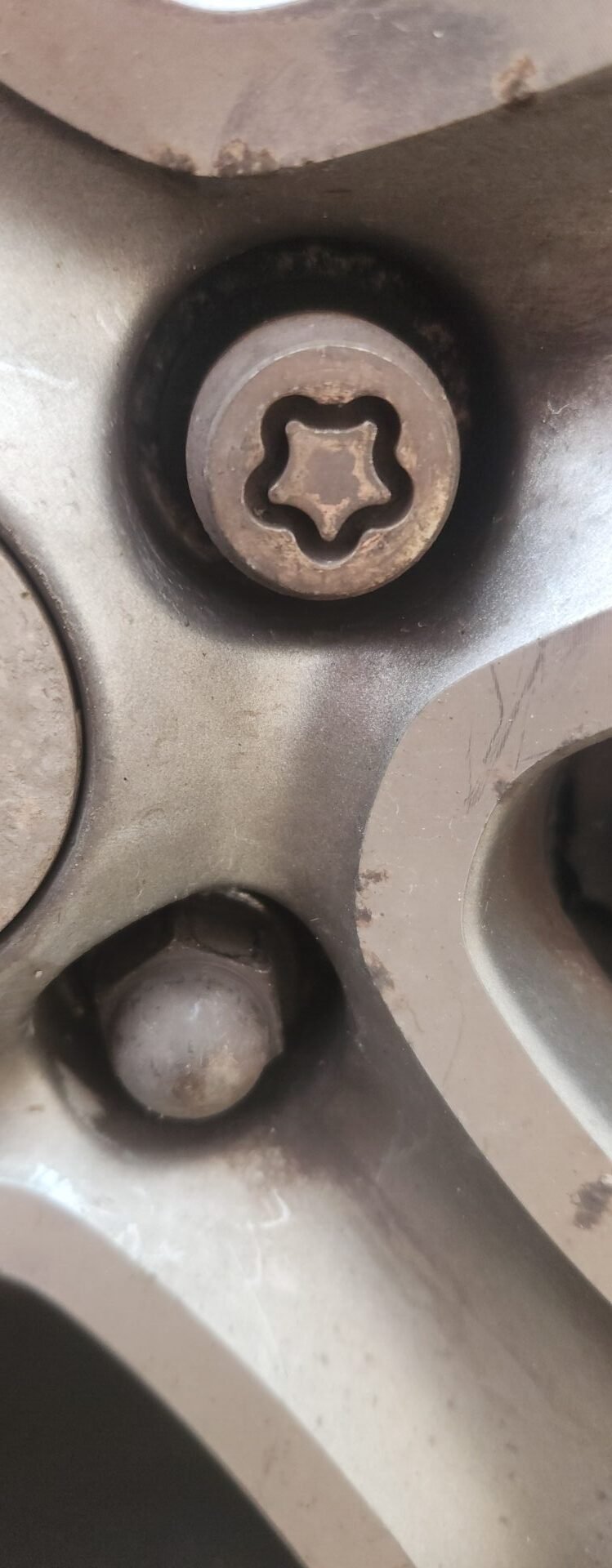 Mitsubishi Outlander phev wheel locking nut key replacement