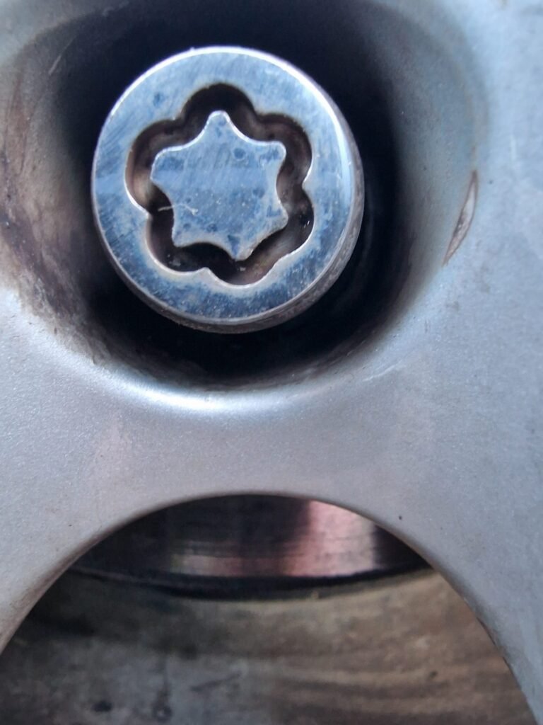 Mitsubishi L200 Challenger 2015 lug nut key