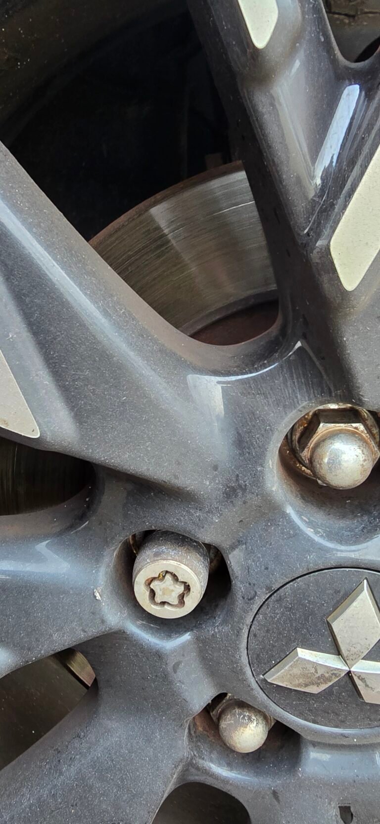 Mitsubishi Outlander wheel locking nut