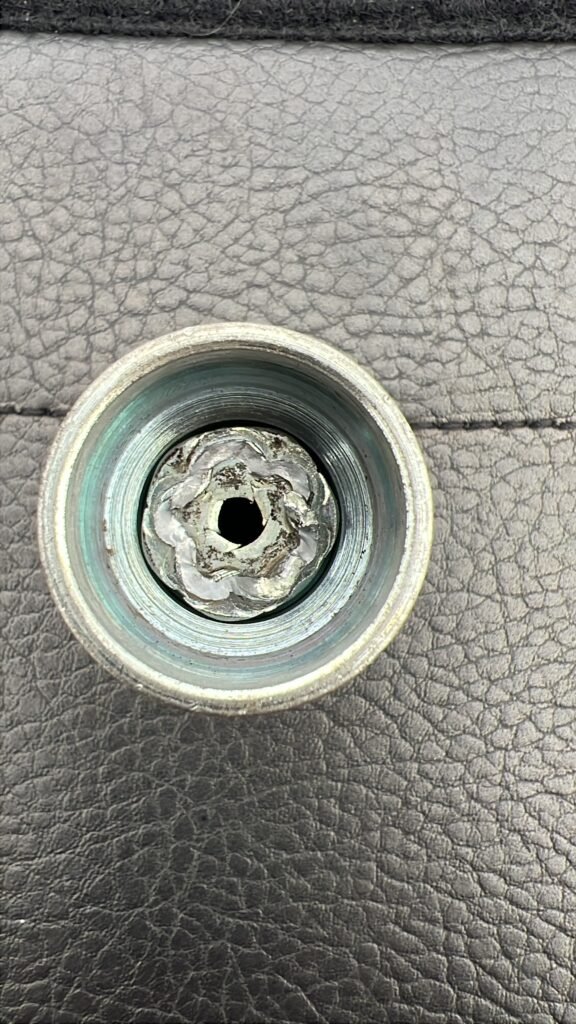 Mitsubishi Outlander PHEV 2019 2.4l lug nut key