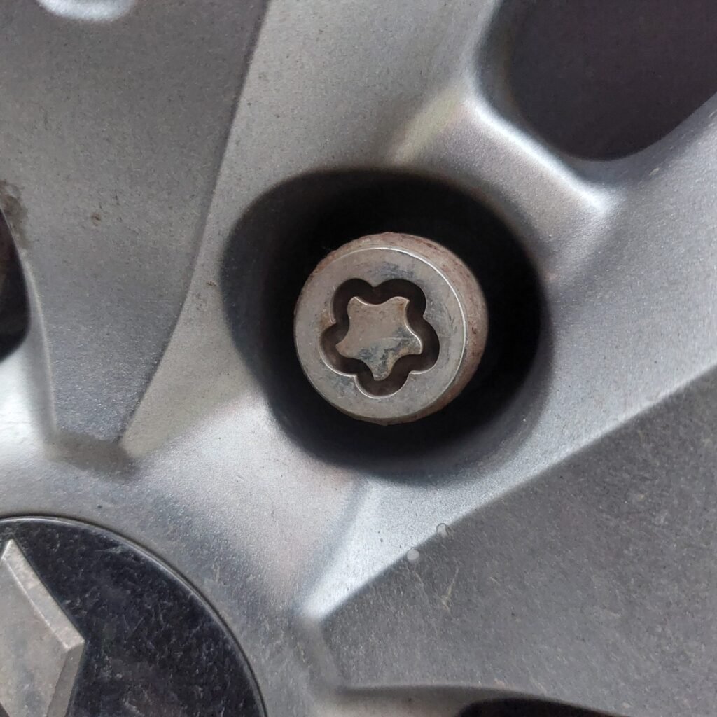 Mitsubushi L200 wheel locking nut key replacement