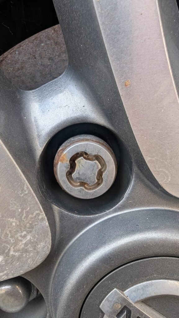 Nissan juke techna 2016 wheel locking nut key replacement