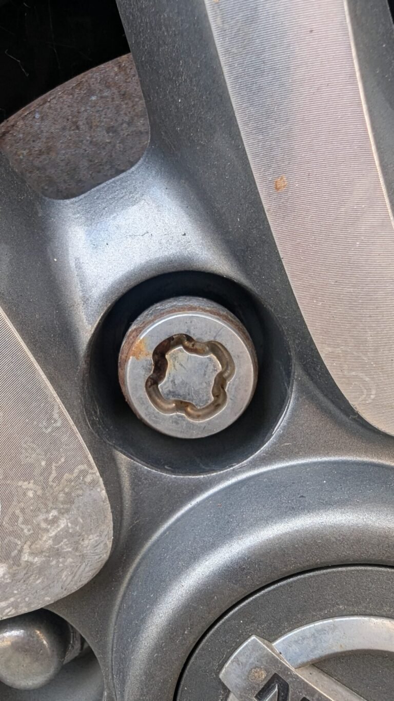 Nissan juke techna 2016 wheel locking nut key replacement