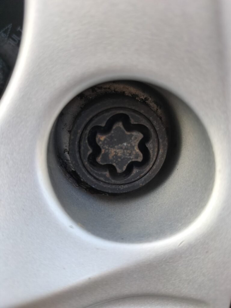 Nissan Juke Juke N-CONNECTA DIG-T wheel locking nut key replacement