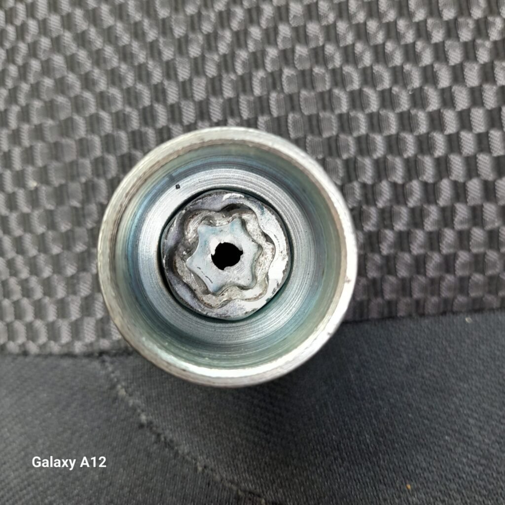 Nissan type J11 Qashqai Acenta DC1 wheel locking nut key replacement