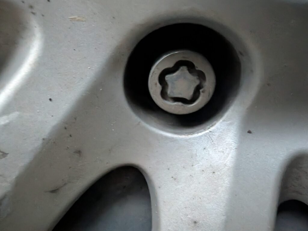 Nissan Altima wheel locking nut key replacement