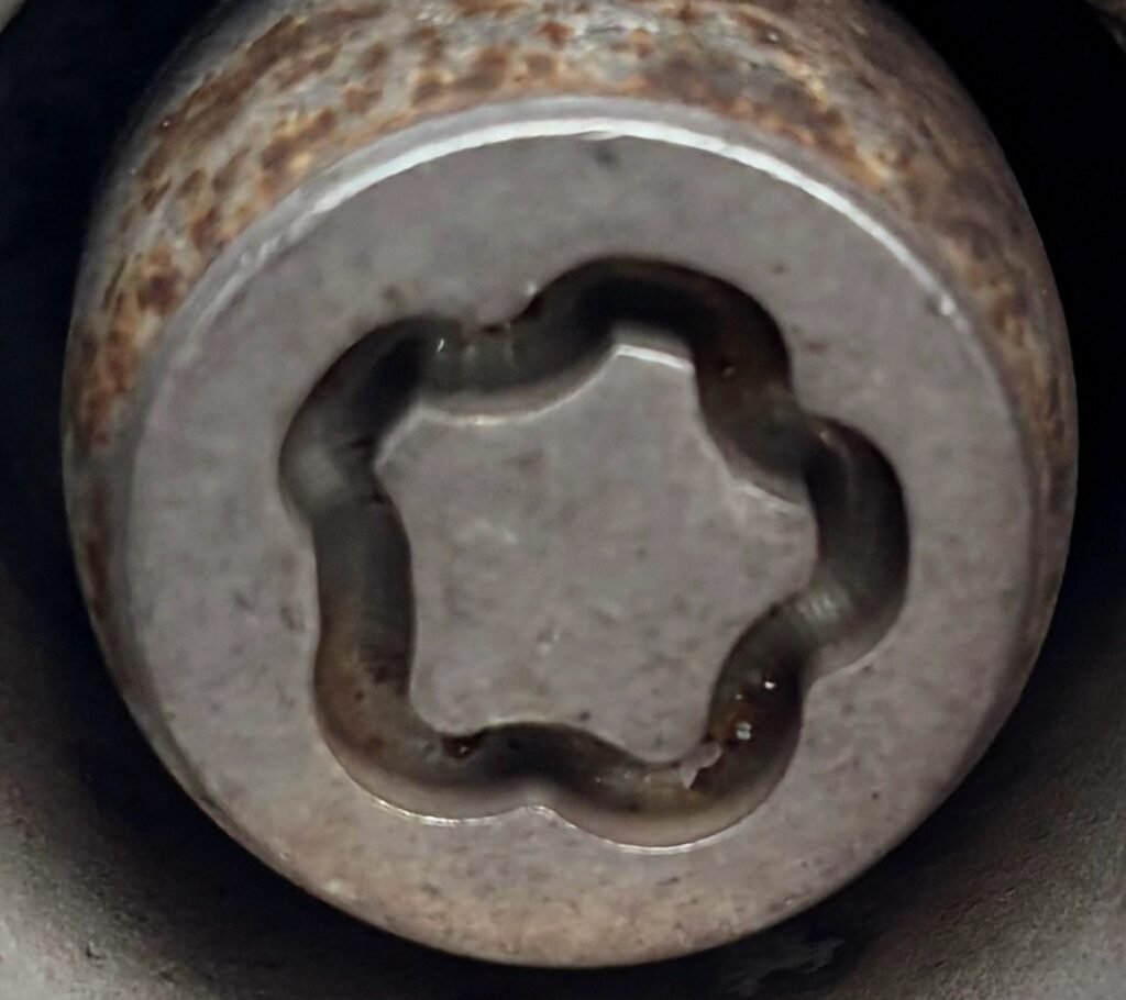 Nissan juke Acenta (2013) wheel locking nut key replacement