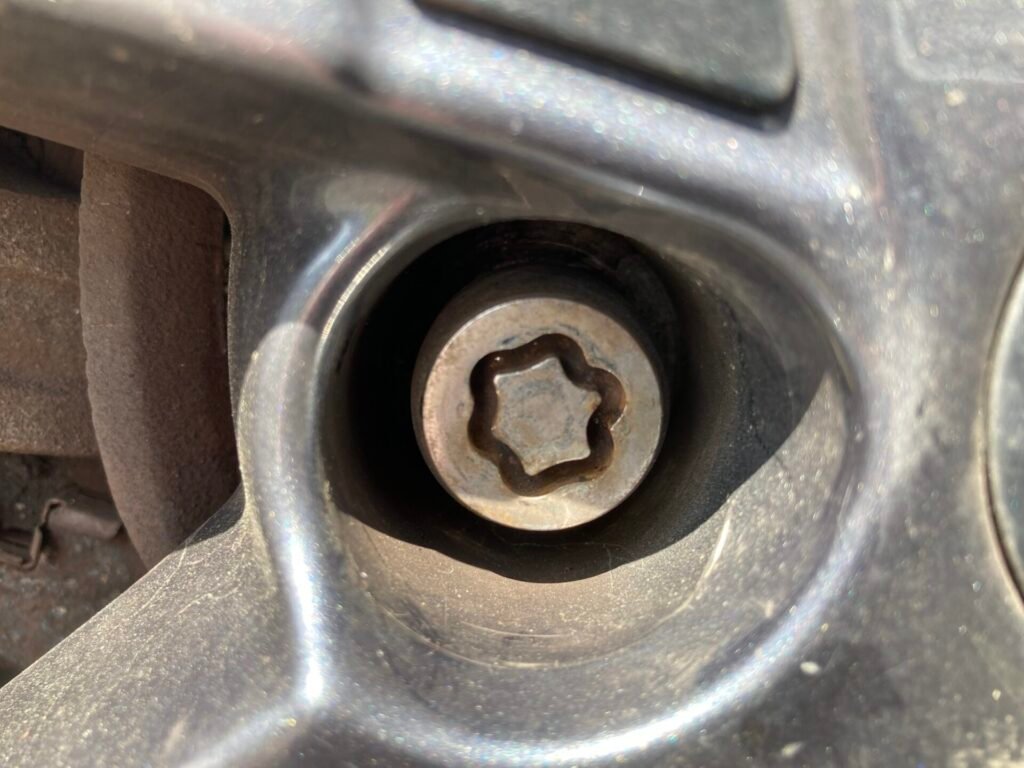 Nissan Juke wheel locking nut key replacement
