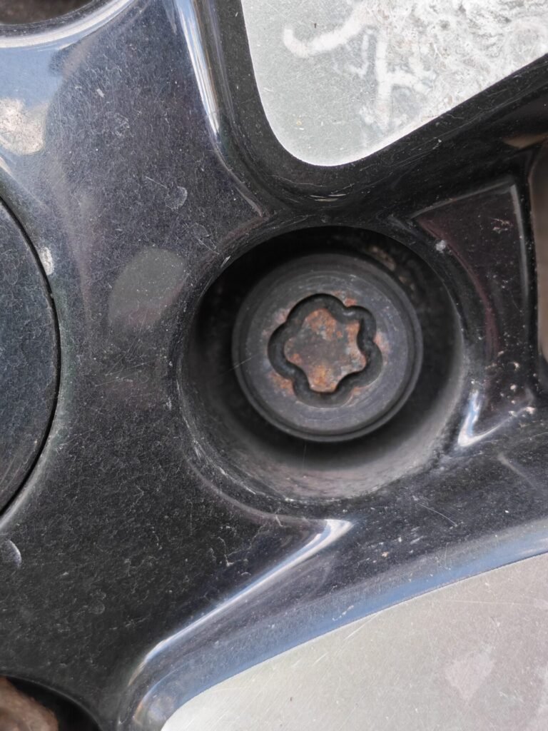 Nissan Qashqai 2017 wheel locking nut key replacement