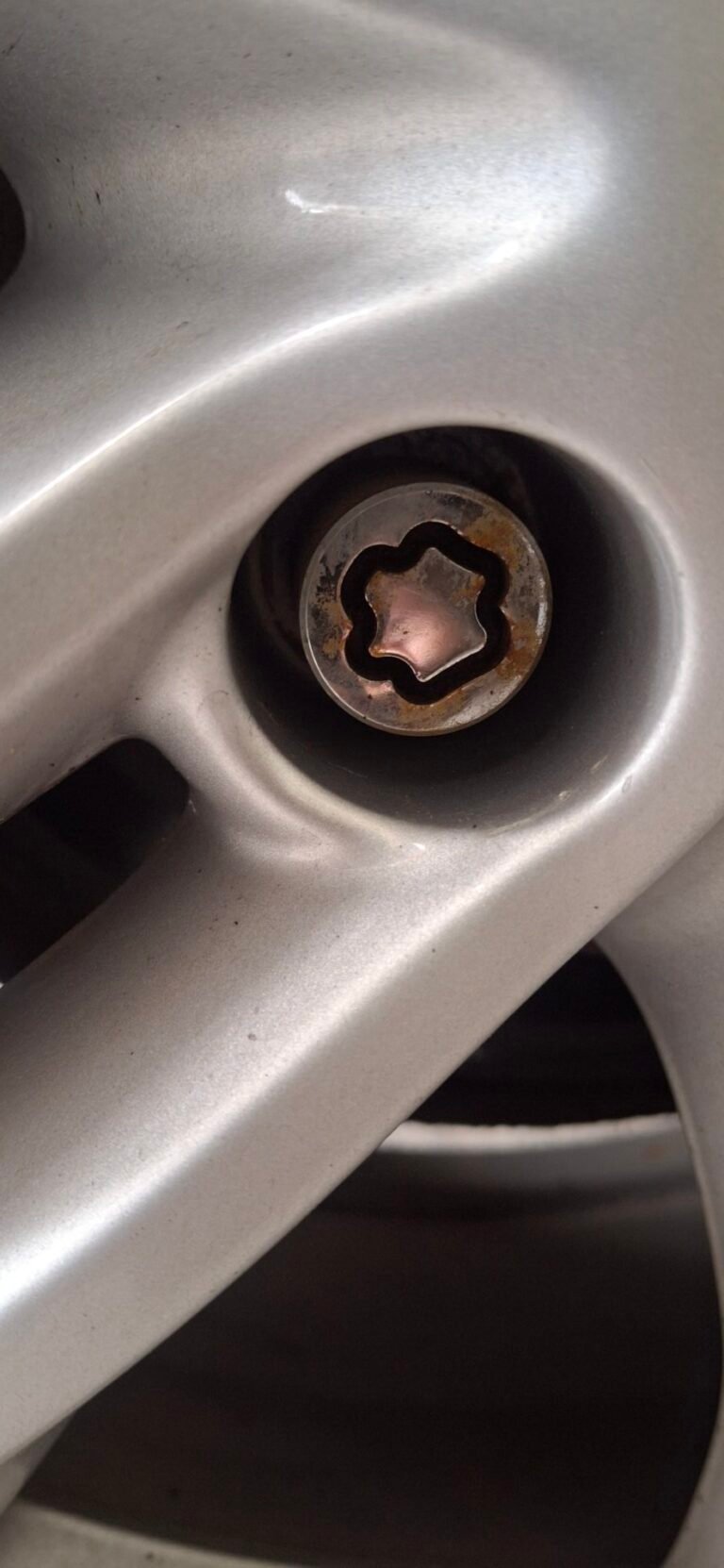 Nissan Qashqai wheel locking nut key replacement