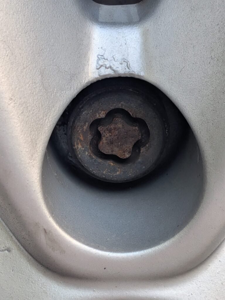 Nissan Qashqai wheel locking nut key replacement