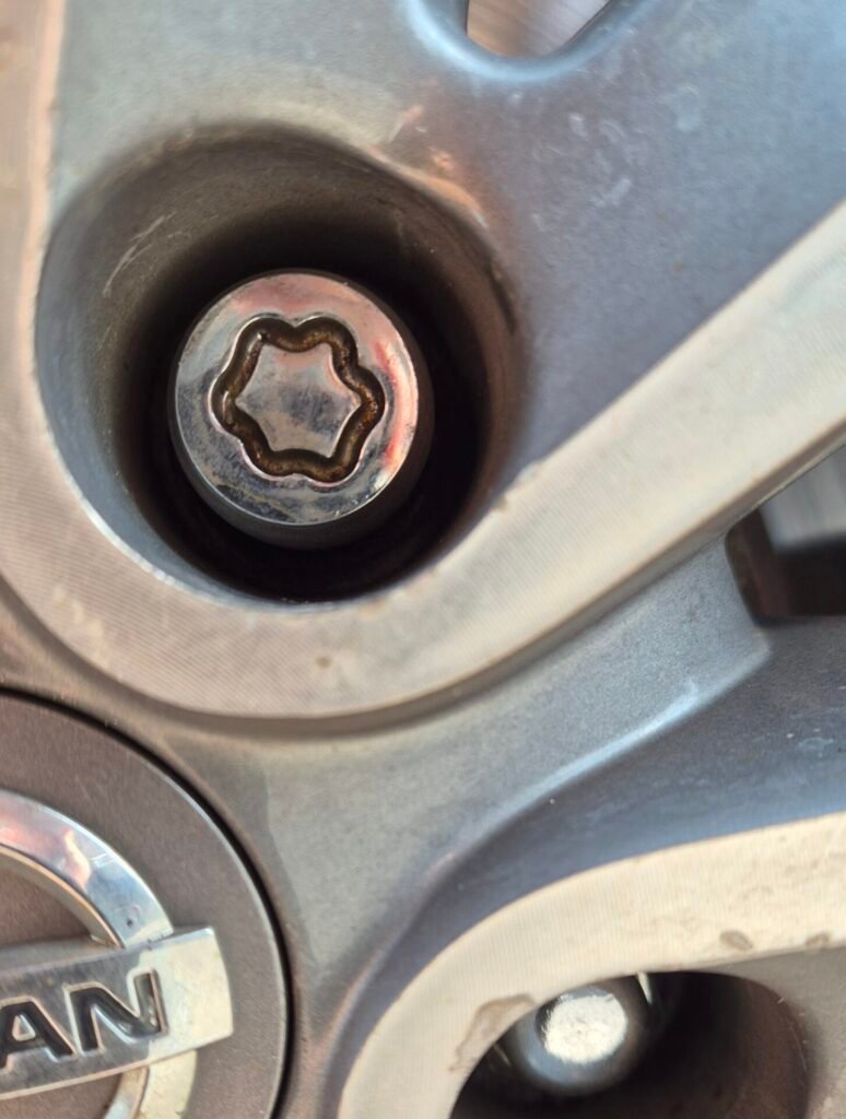 Nissan Qashqai/Qashqai+2 wheel locking nut key replacement