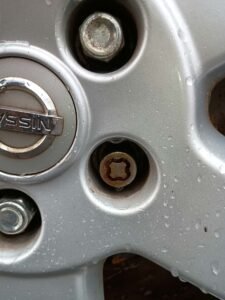 Nissan xtrail t30 wheel locking nut key replacement