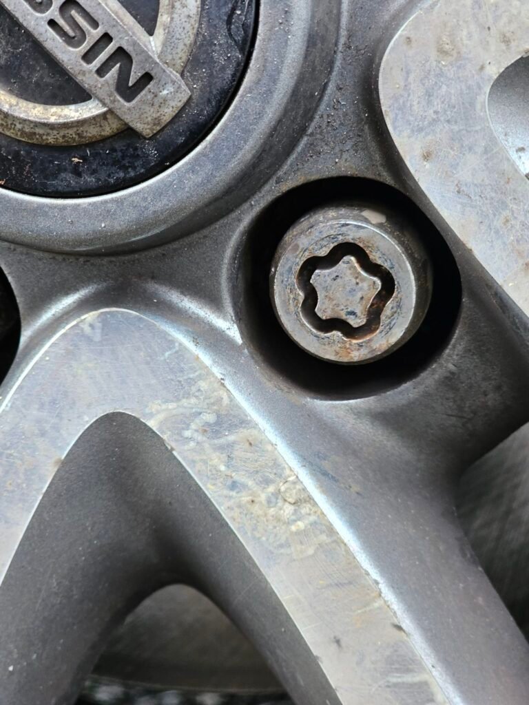 Nissan Juke (F15) wheel locking nut