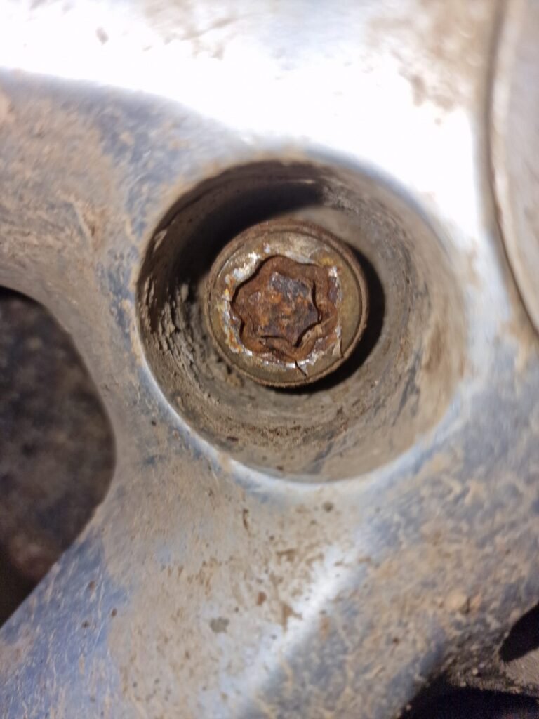 Nissan Navara locking lug nut