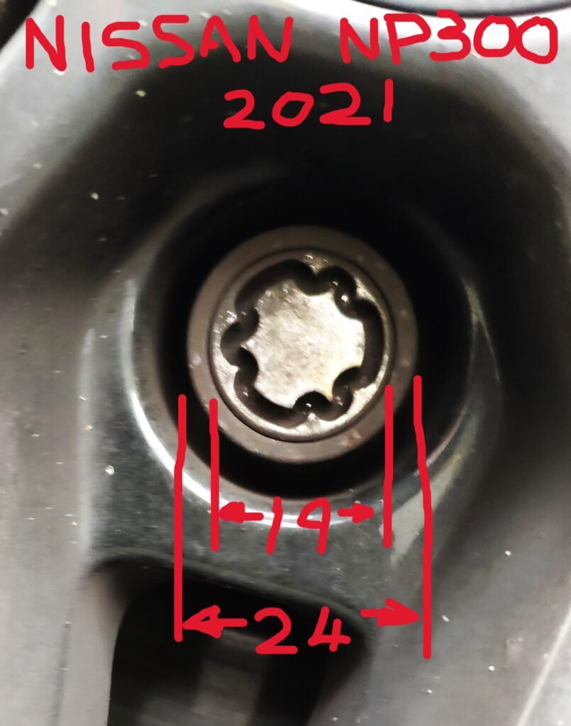 Nissan Navara NP300 2021 lug nut key