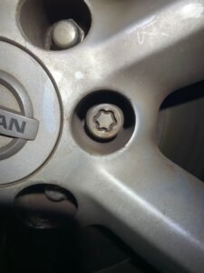 Nissan Pathfinder wheel locking key