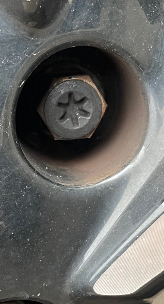 Nissan Qashqai wheel locking key