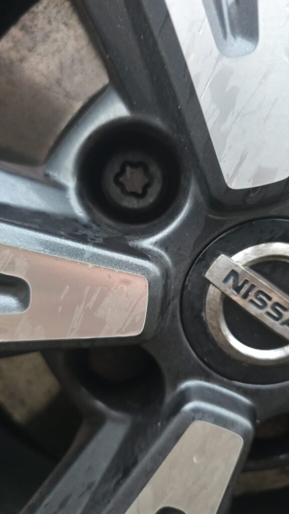 Nissan Qashqai locking wheel nut key