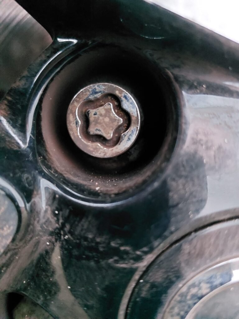 Nissan Qashqai 2013 wheel lock key code