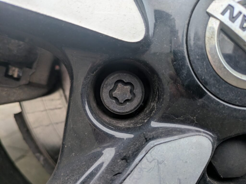 Nissan Qashqai locking wheel nut key