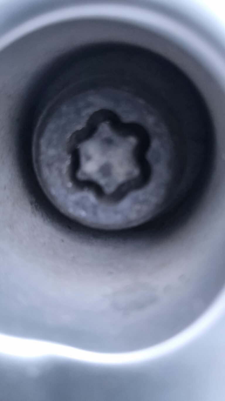 Nissan Qashqai lug nut key