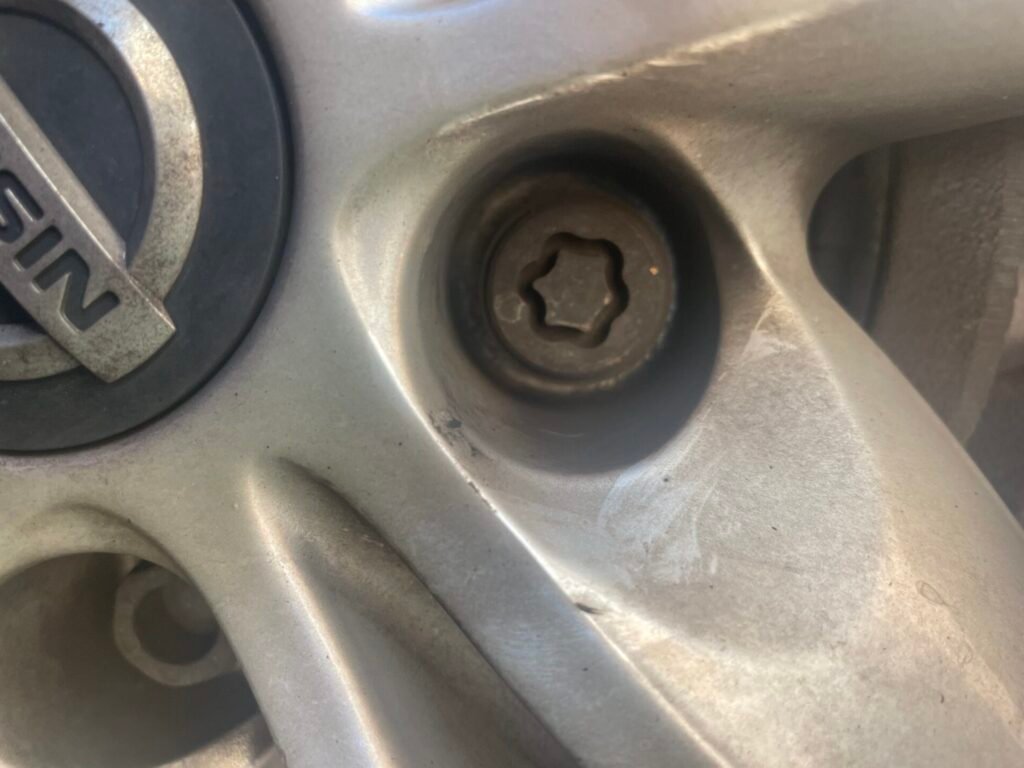 Nissan Qashqui locking wheel nut
