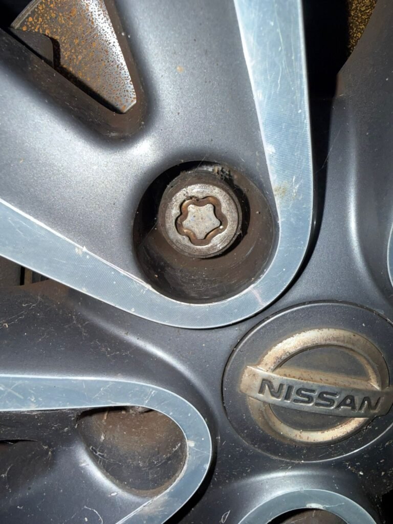 Nissan Quashqui wheel locking key