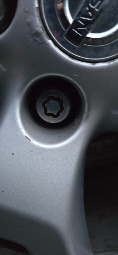 Nissan X-Trail locking wheel nut key