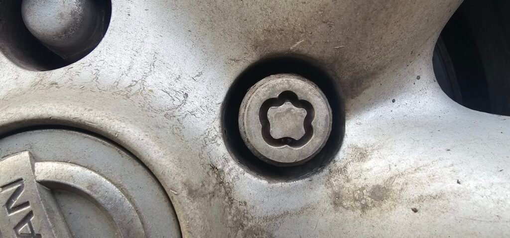 Nissan Xtrail wheel locking nut